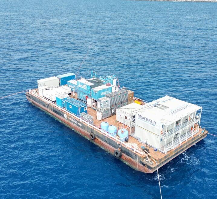 Auf der Barge installierte Container