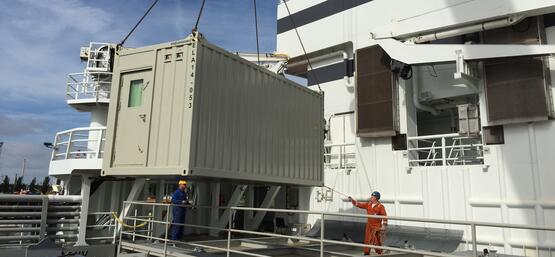 Assembly of an offshore container on a ship