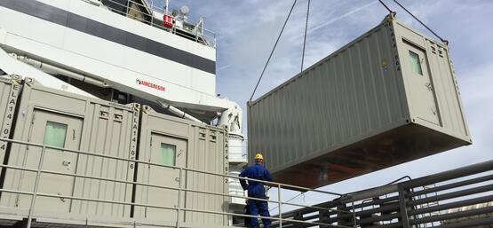 Offshore-Container wird mit einem Kran aufgestellt